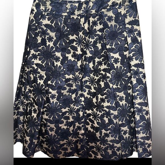 Liu Jo NWT floral skirt. Italian size 40. Blue and off white in color. size 4 - Picture 2 of 6